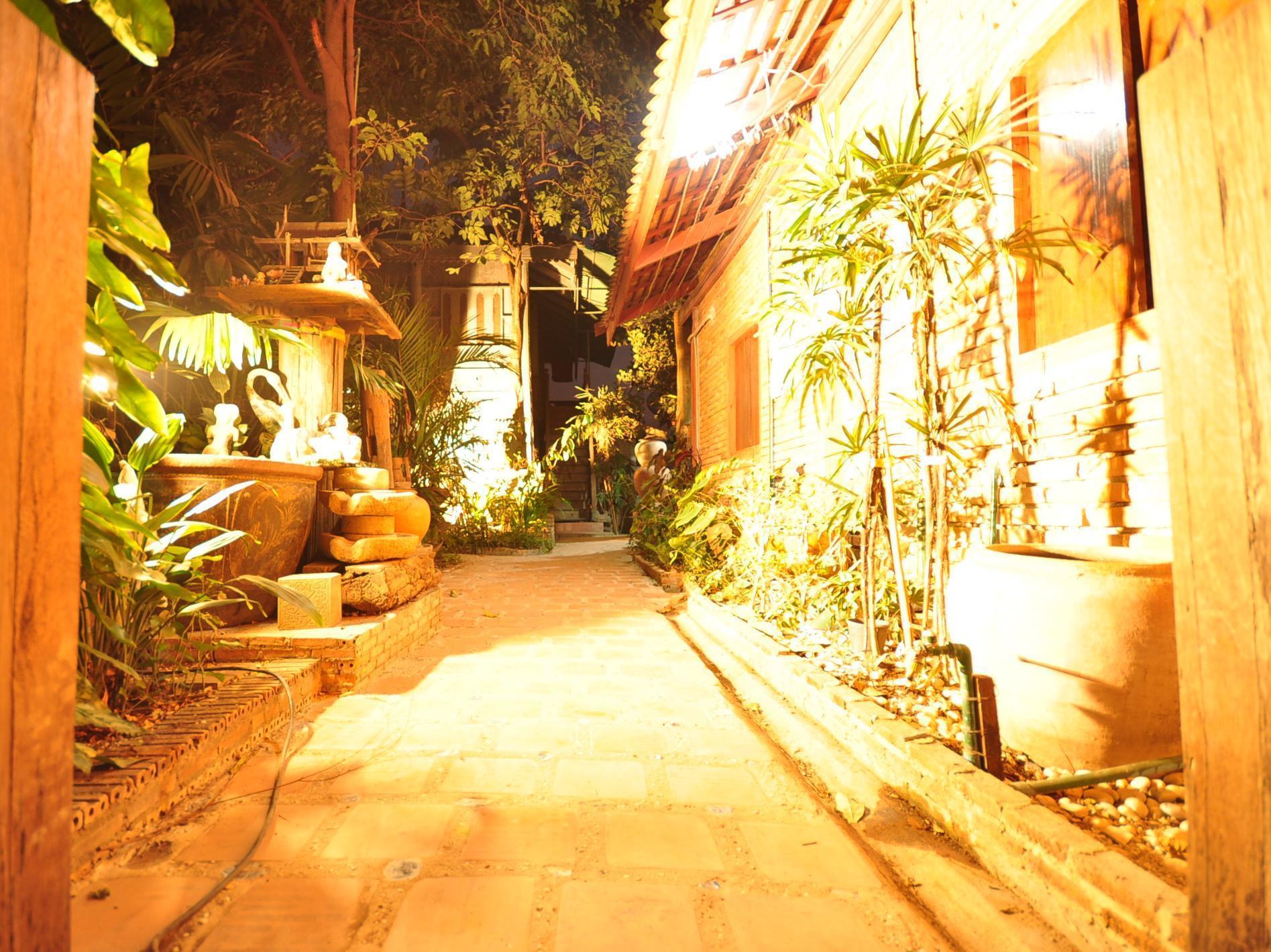 Ayutthaya Bouchic Hostel Εξωτερικό φωτογραφία